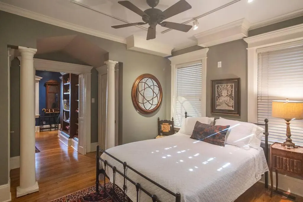 Southern Elegance In Heart Of Memphis
